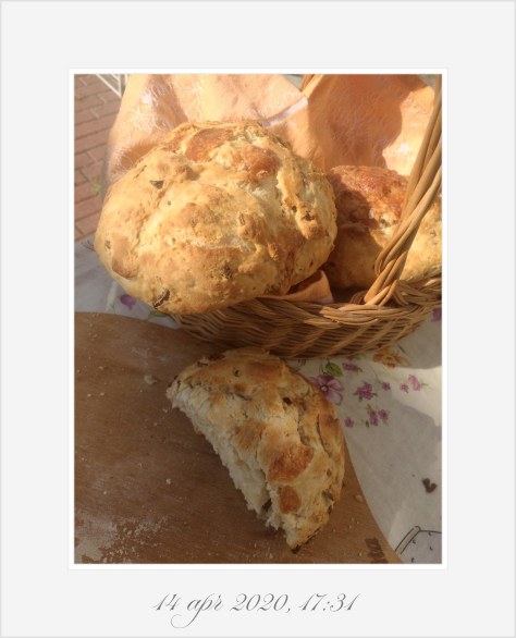 Pane con formaggio e cipolla